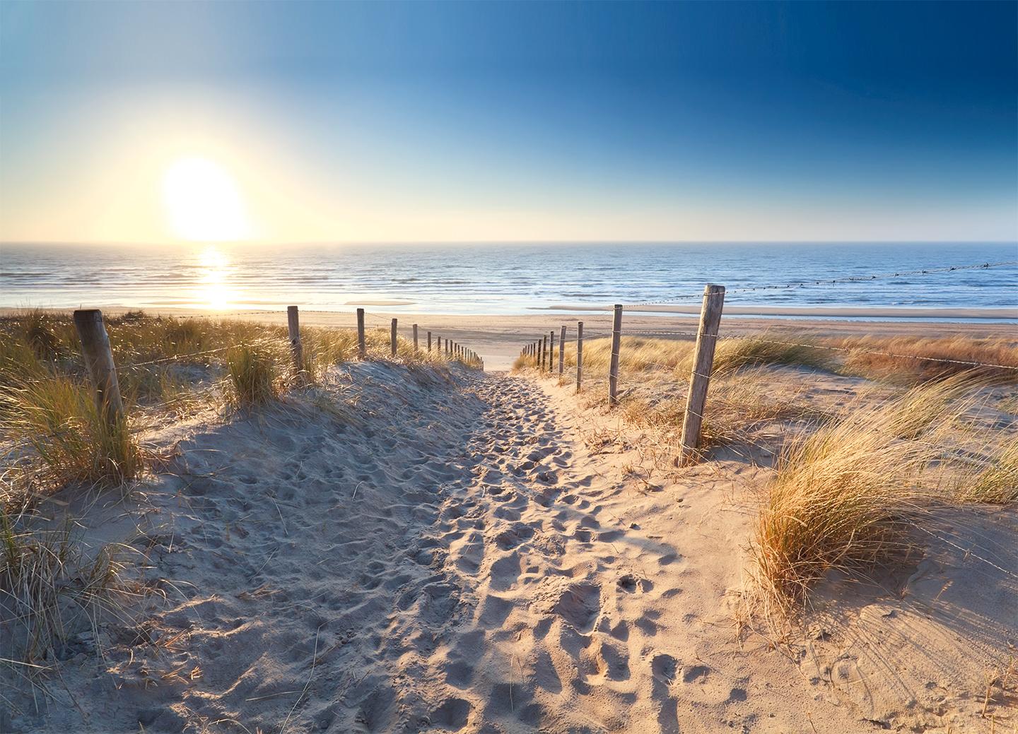 Grenzen aangeven bij autisme – mijn persoonlijke verhaal Rustige zee met horizon als symbool voor grenzen aangeven, zelfzorg, energie bewaken en leven met autisme.